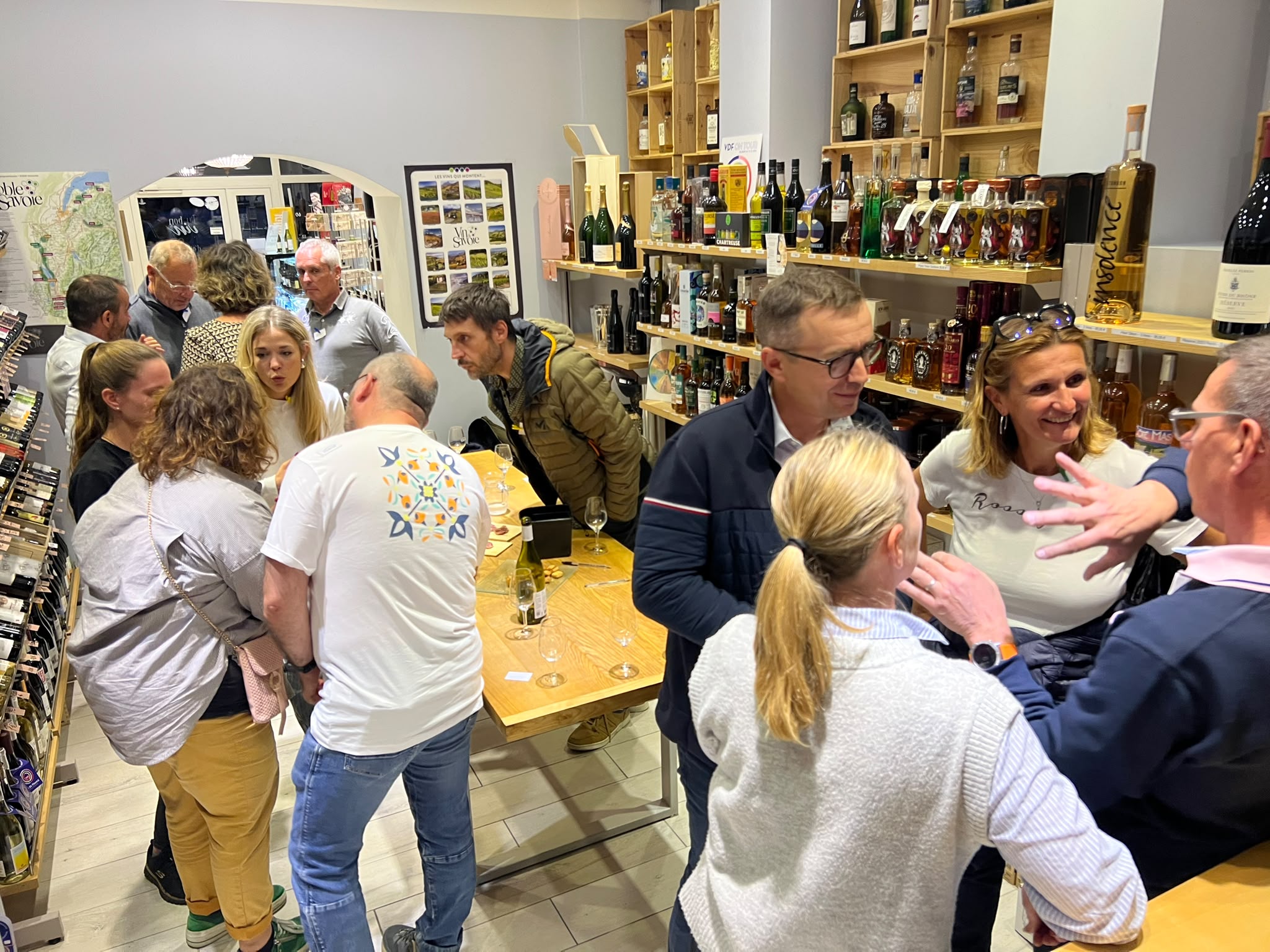 Groupe en pleine résolution d&rsquo;énigmes lors d&rsquo;une animation en Savoie